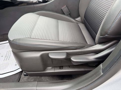 Certified 2025 Chevrolet Trax LT FWD image 13