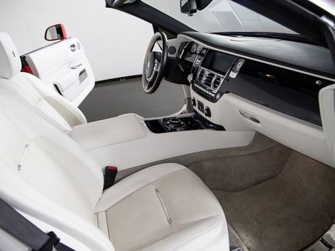 Used 2017 Rolls-Royce Dawn image 23
