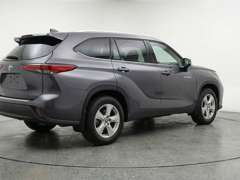 Used 2025 Toyota Highlander LE image 9