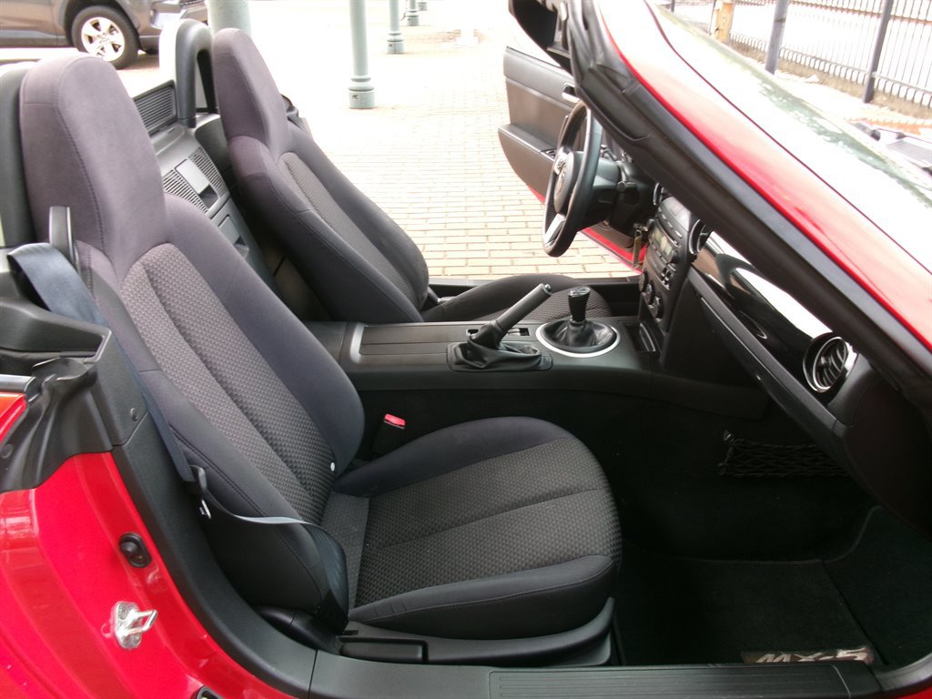 Used 2006 MAZDA MX-5 Miata Sport RWD image 14