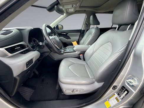 Used 2022 Toyota Highlander XLE FWD image 30