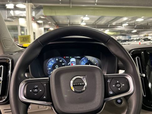 Used 2022 Volvo XC40 T5 Momentum AWD/4WD image 12