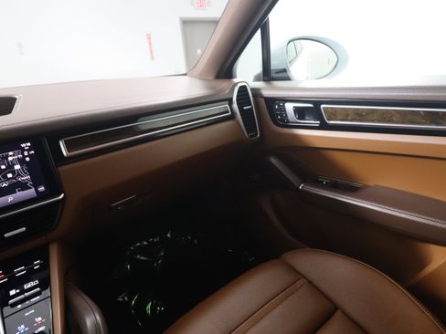 Certified 2023 Porsche Cayenne Platinum Edition image 14