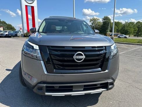 Certified 2024 Nissan Pathfinder Platinum w/ Black Appearance Package AWD/4WD image 10