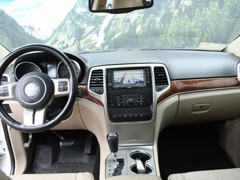 Used 2012 Jeep Grand Cherokee Limited w/ Luxury Group II AWD/4WD image 18