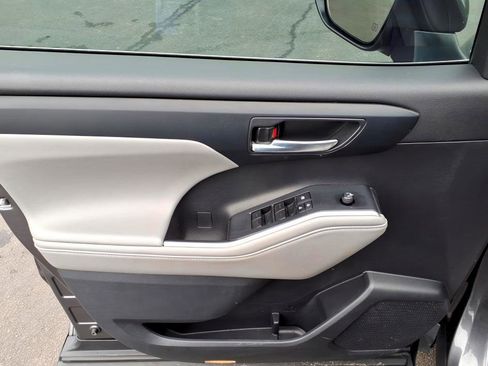 Certified 2022 Toyota Highlander XLE image 17