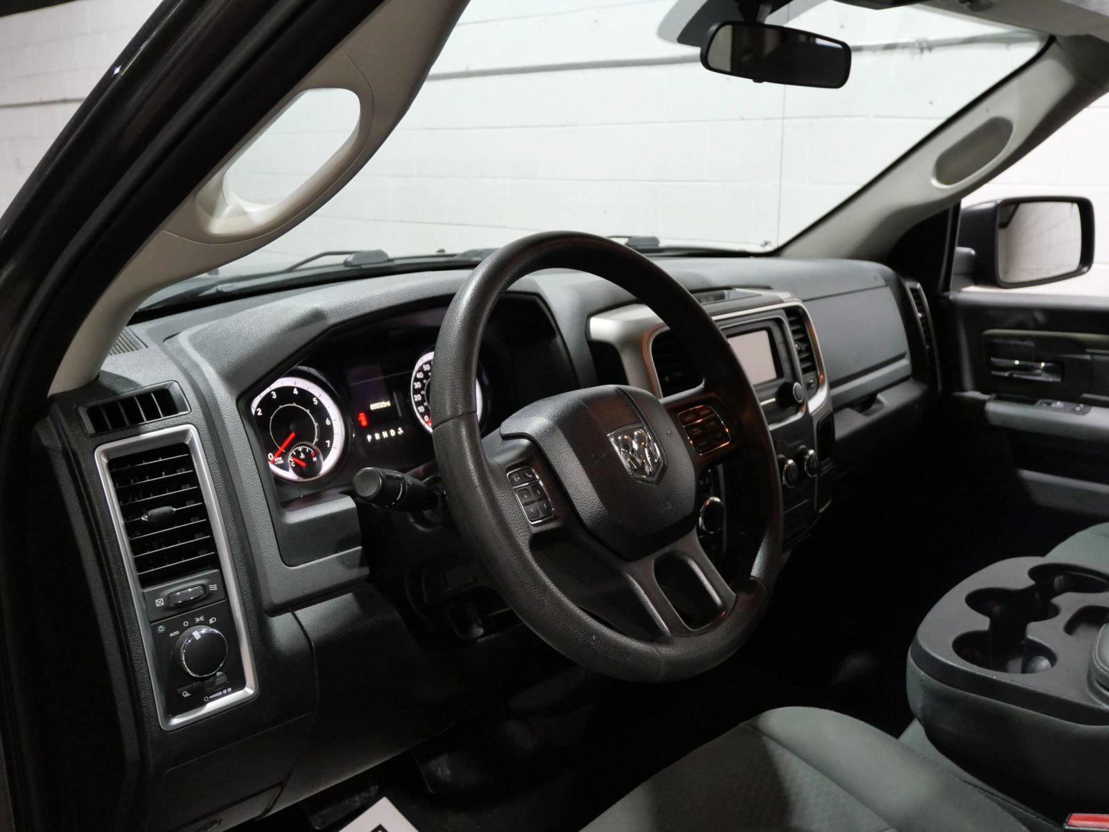 Used 2018 RAM 1500 Classic SLT AWD/4WD image 9