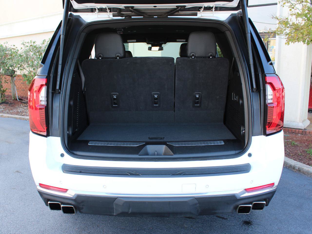 Used 2025 GMC Yukon Denali RWD image 35