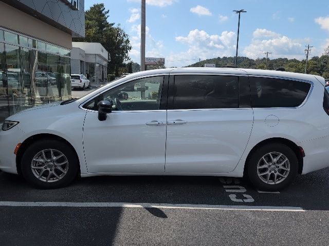 Used 2024 Chrysler Pacifica Touring-L FWD image 4