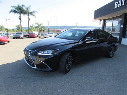 Used 2025 Lexus ES 300h w/ Premium Package image 2