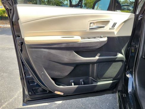 Used 2023 Toyota Sienna Limited FWD image 31
