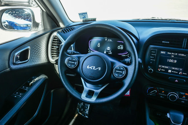 Used 2025 Kia Soul LX w/ LX Technology Package FWD image 16