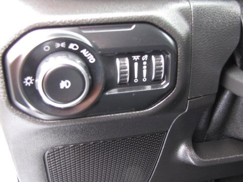 Used 2021 Jeep Wrangler Unlimited Sahara image 38