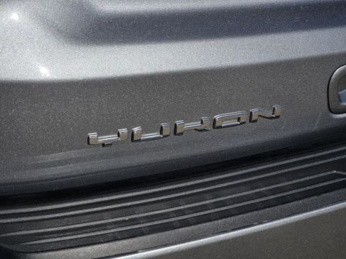 Used 2023 GMC Yukon XL SLT w/ SLT Luxury Package image 5