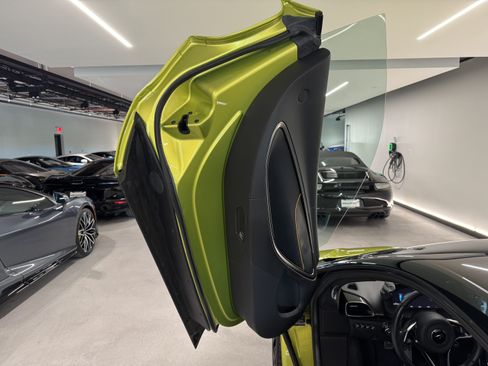 Used 2023 McLaren Artura RWD image 9