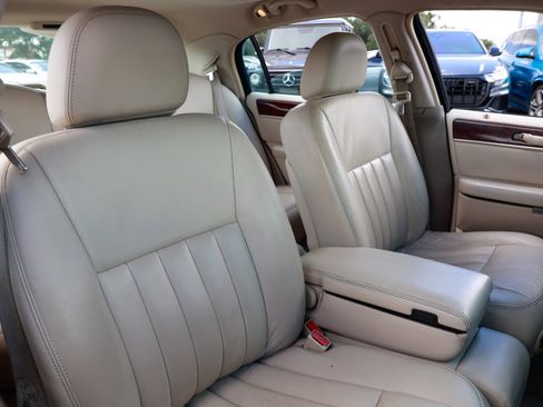 Used 2003 Lincoln Town Car Signature image 16