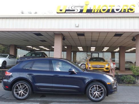 Used 2022 Porsche Macan w/ Premium Package image 2