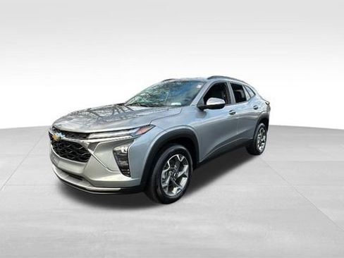 Used 2024 Chevrolet Trax LT image 2