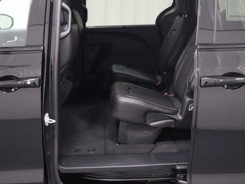 New 2026 Chrysler Pacifica Select image 11