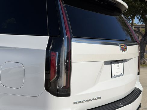 Certified 2022 Cadillac Escalade Premium Luxury w/ Performance Package image 9