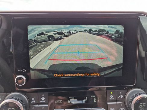 Used 2023 Toyota Highlander XLE AWD/4WD image 29