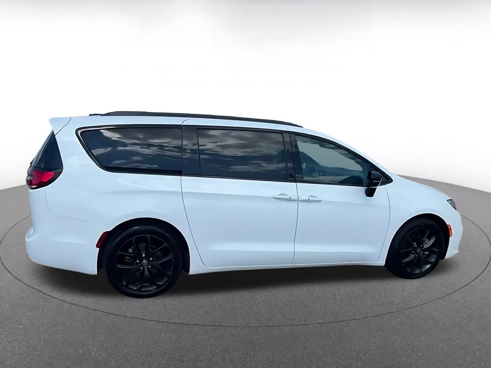 Used 2025 Chrysler Pacifica Limited FWD image 14