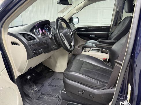 Used 2014 Chrysler Town & Country Touring-L w/ Driver Convenience Group FWD image 8