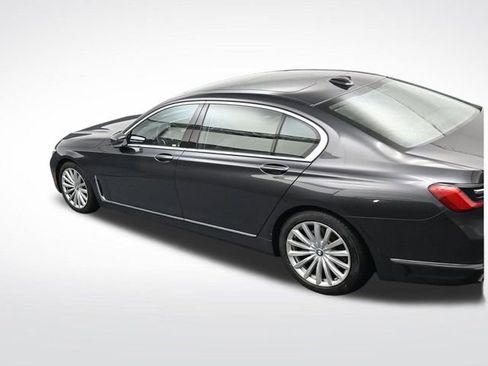 Used 2022 BMW 740i w/ Premium Package image 24