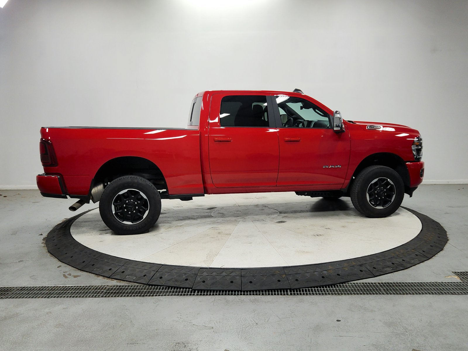 Used 2026 RAM 2500 Laramie AWD/4WD image 9
