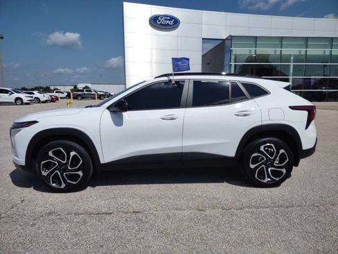 Used 2025 Chevrolet Trax RS w/ Sunroof Package FWD image 2