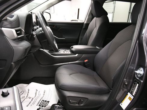 Certified 2024 Toyota Corolla Cross LE image 9