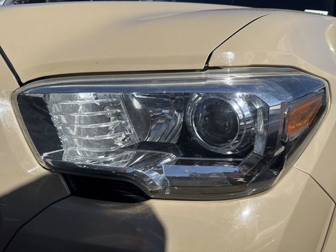 Used 2018 Toyota Tacoma SR5 image 5