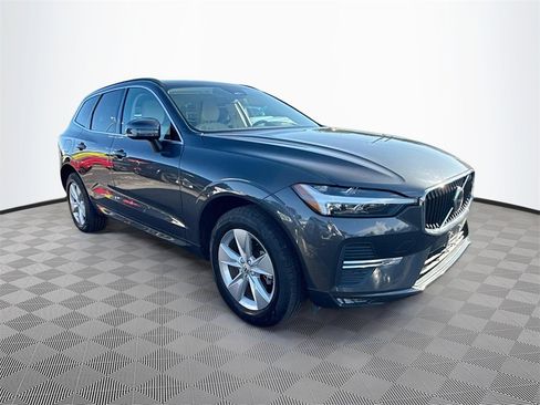 Used 2022 Volvo XC60 B5 Momentum image 4