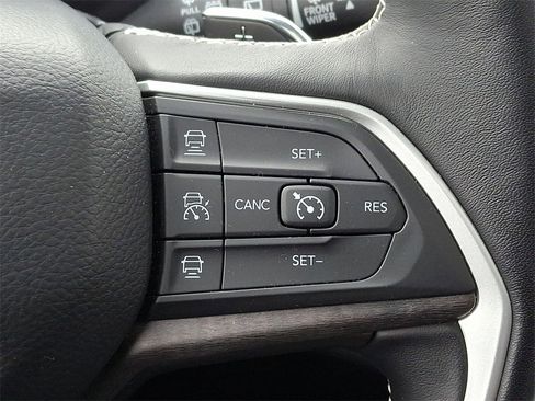 Used 2022 Jeep Grand Cherokee Limited image 23