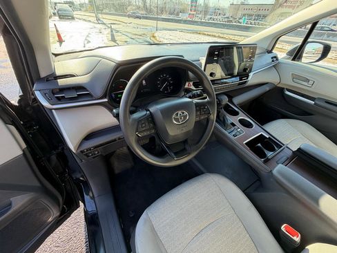 Used 2024 Toyota Sienna LE image 15