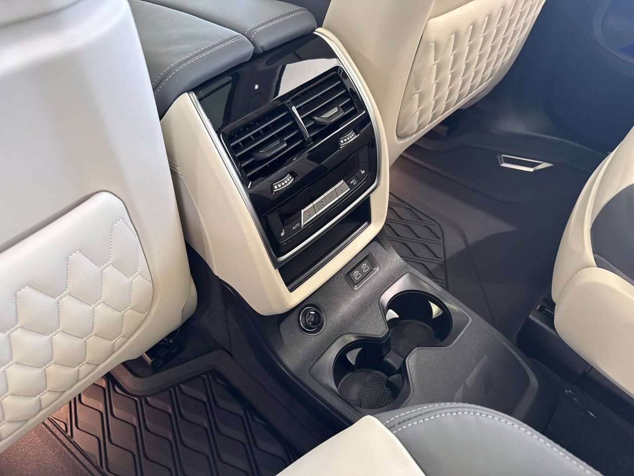 New 2027 BMW X7 M60i AWD/4WD image 49