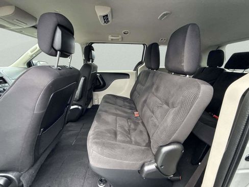 Used 2019 Dodge Grand Caravan SE w/ UConnect Hands-Free Group image 16