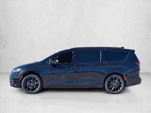 New 2026 Chrysler Pacifica Select image 5