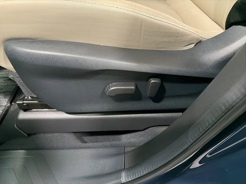 Used 2024 Subaru Ascent Premium w/ Convenience Package image 12