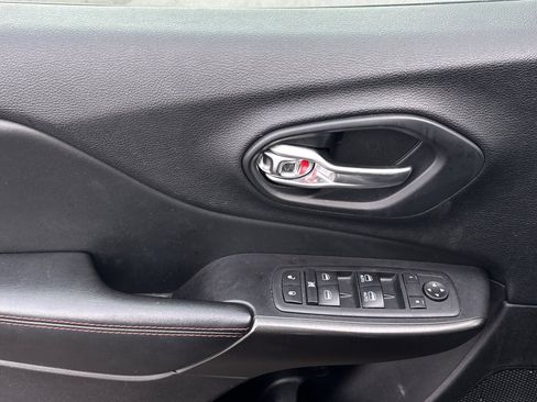 Used 2020 Jeep Cherokee Trailhawk w/ Technology Group AWD/4WD image 11