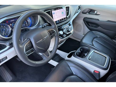 Used 2023 Chrysler Pacifica Touring-L FWD image 10