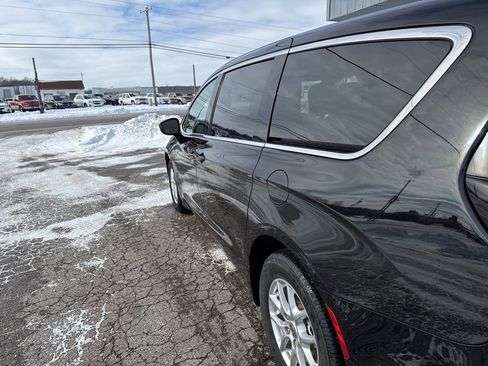 Used 2024 Chrysler Pacifica Touring-L image 6