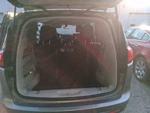 Used 2017 Chrysler Pacifica Touring-L w/ Tire & Wheel Group FWD image 16