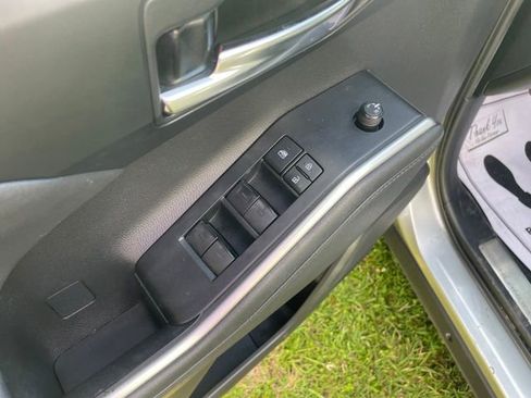 Used 2021 Toyota Highlander XLE FWD image 11