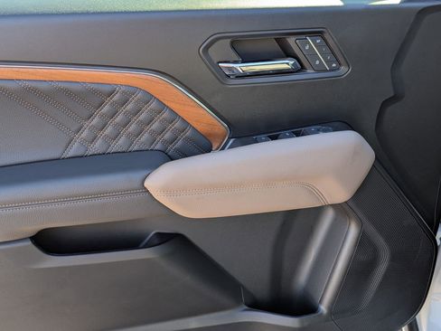 Used 2024 GMC Canyon Denali image 14