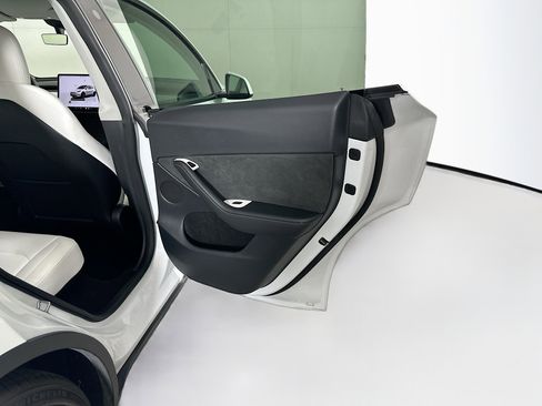 Used 2023 Tesla Model Y Performance image 29