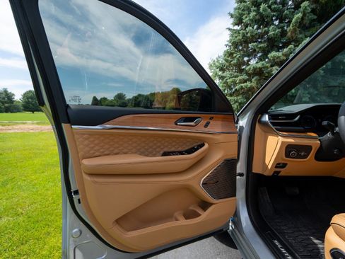 Used 2024 Jeep Grand Cherokee Summit AWD/4WD image 11