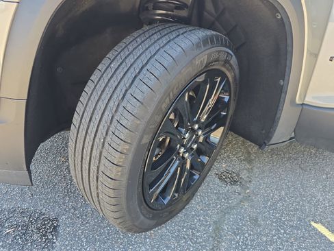 Used 2023 GMC Acadia SLE w/ Driver Convenience Package image 32