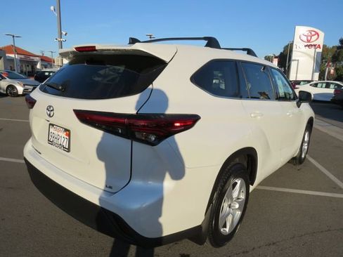 Certified 2022 Toyota Highlander LE image 10