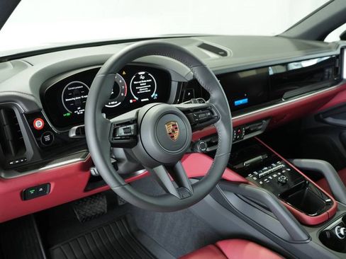 Certified 2025 Porsche Cayenne image 4